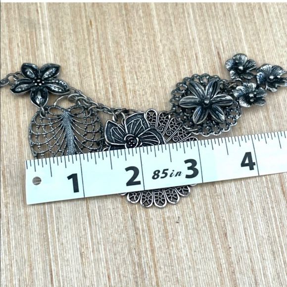 Premier Designs Silver Floral Necklace - Picture 9 of 13